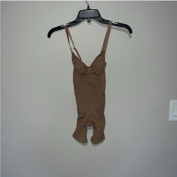 NWOT SKIMS SHAPEWEAR SEAMLESS SCUPLT MID THIGH BODYSUIT sienna small - Picture 1 of 3